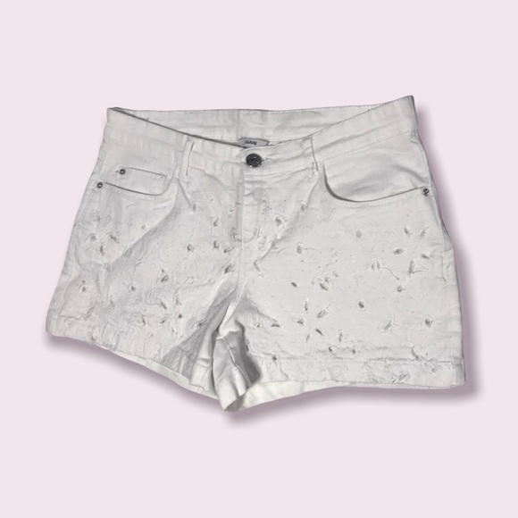 🌟SALE 2/$10.00‼️ CURVY COUTURE Women’s White Floral Pattern Jean Shorts Size 28 - Picture 2 of 4